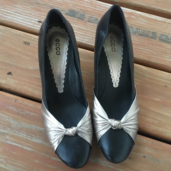 ECCO leather heels w twisted gold accent - Picture 2 of 9